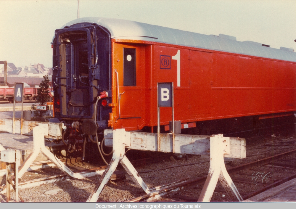 CFET sncb gare tournai train voiture expo 1980